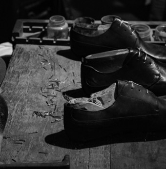 Photo de chaussures en réparation, l'un des savoir-faire de Cordoluxe, cordonnier Paris 16