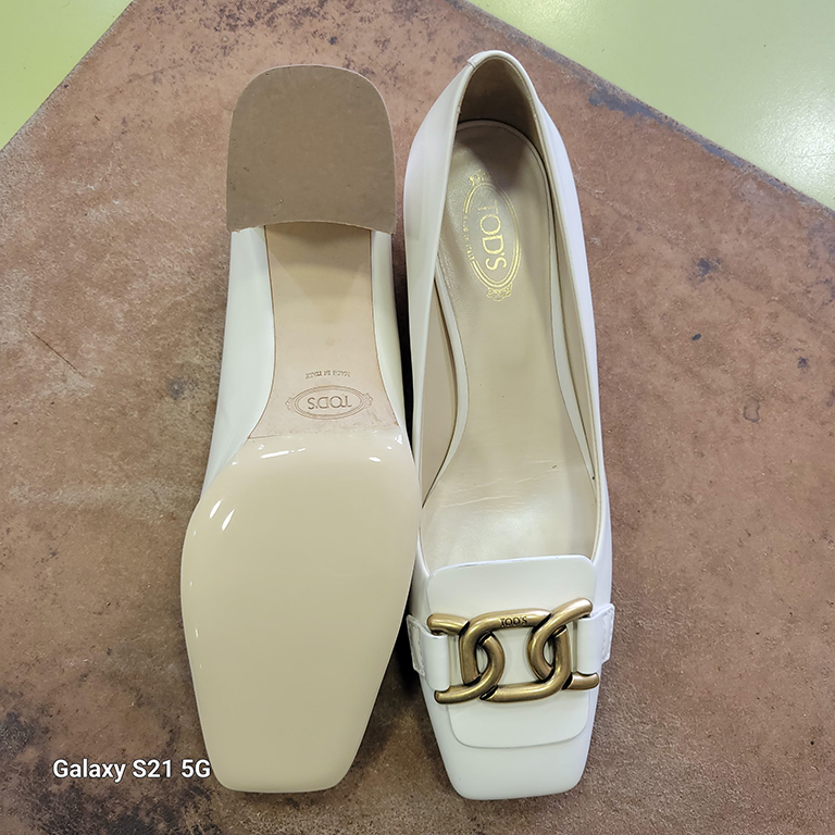 photo d'une paire d'escarpins de la marque de luxe Tod's, avec une pose professionnelle de patins par Cordoluxe, cordonnier Paris